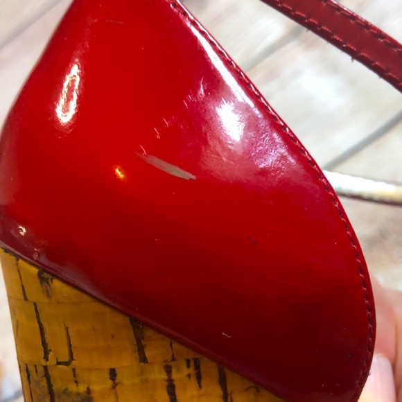 GUESS red patent leather and cork sandal. - Picture 6 of 10